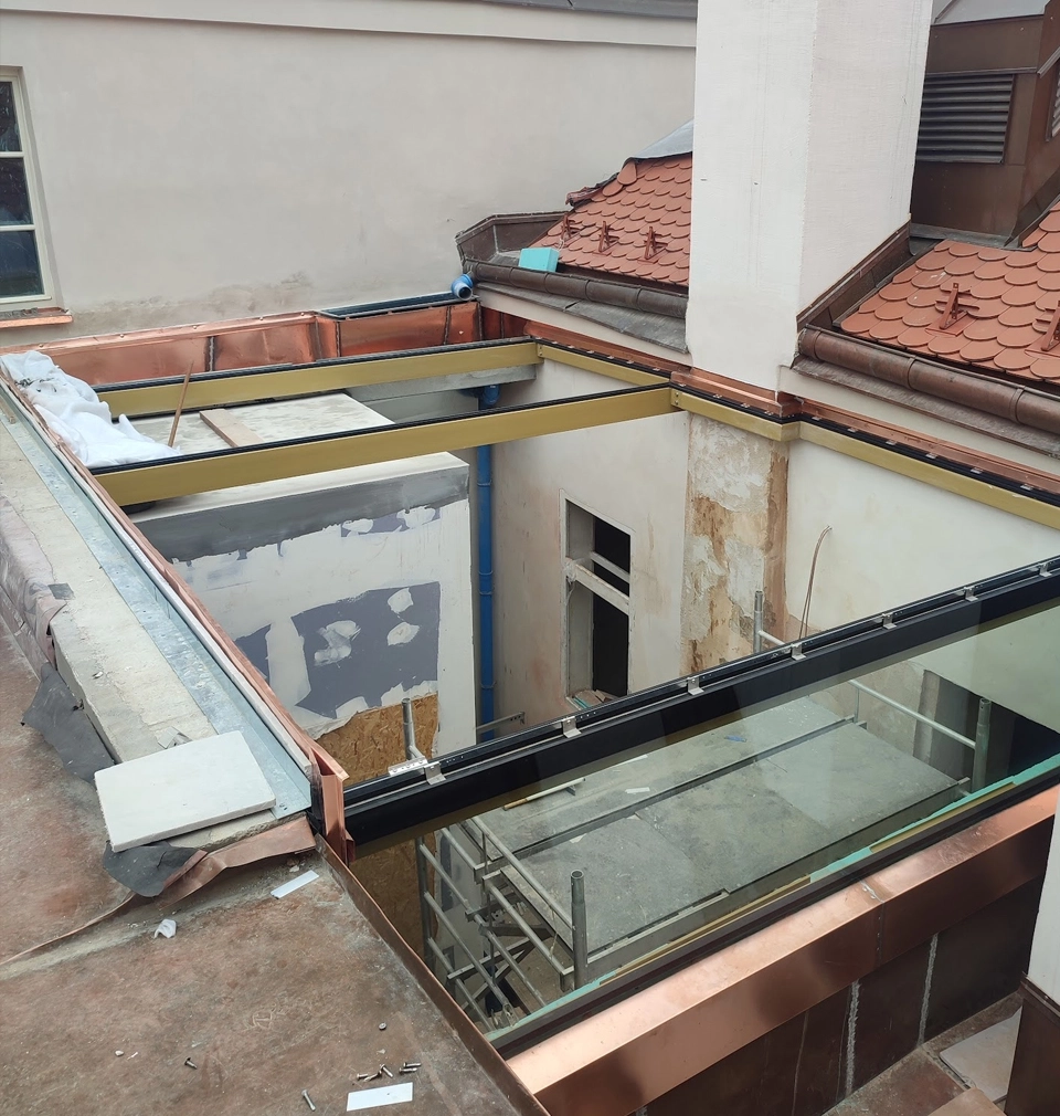 Rekonstrukce Hotelu U Sixtů na Staroměstském náměstí pokračuje